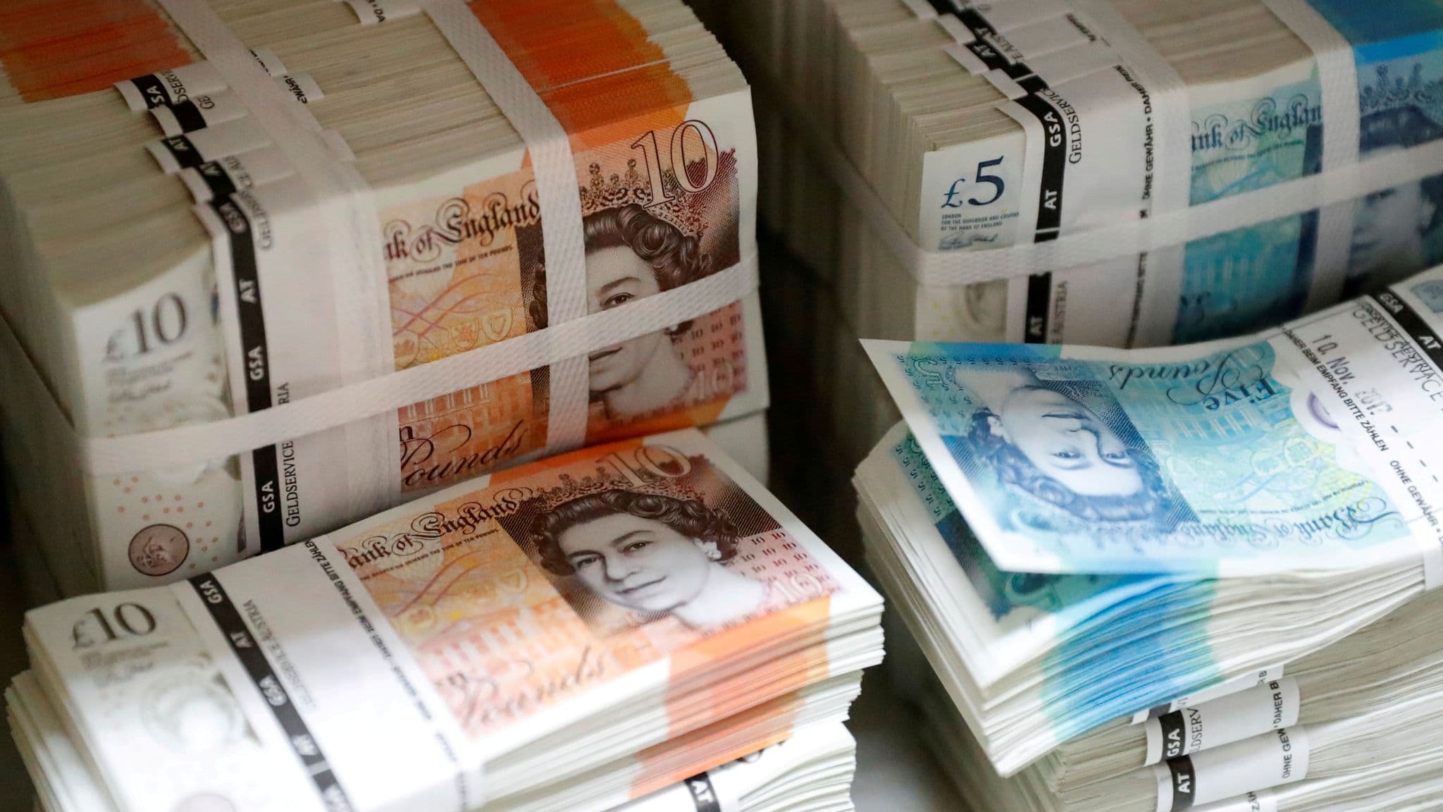 A fan of British ten and twenty pound notes